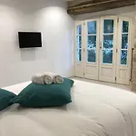 Les Mandarins Bed & Breakfast